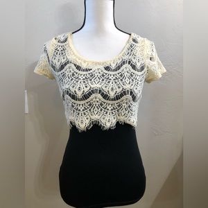 Black and off-white women’s top
